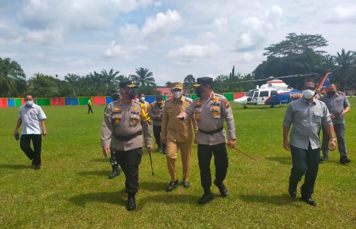 Kapolda Riau Tinjau Langsung Pelaksanaan Vaksinasi di Kecamatan Tambusai Utara