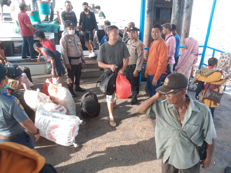 Pasca Usai Lebaran,  Polsek Kuala Kampar Tingkatkan Kamtibmas Penumpang di Pelabuhan