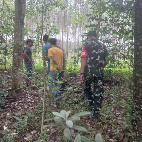 Sertu Sarju, Babinsa Koramil 04/Perawang, Rutin Ajak Warga Binaannya Patroli Gabungan Untuk Antisipasi Karhutla 