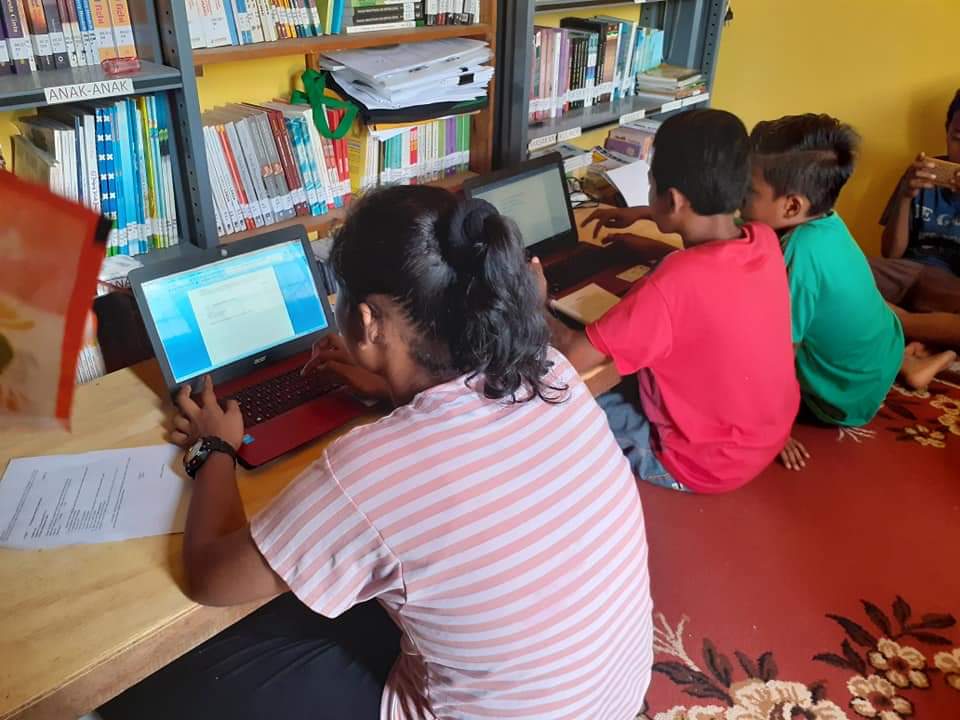 Pengurus Perpustakaan Desa Sialang Kayu Batu Adakan Kursus Komputer Bagi Masyarakat
