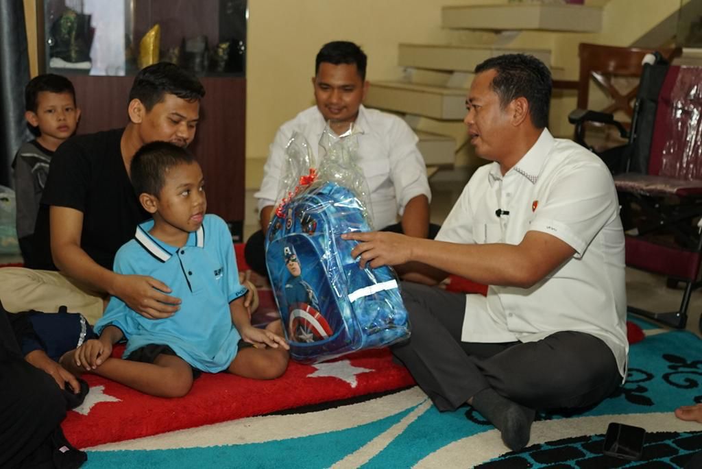 Peduli Anak Difabel Korban Penganiayaan, Dir Reskrimum Polda Riau Berikan Bantuan