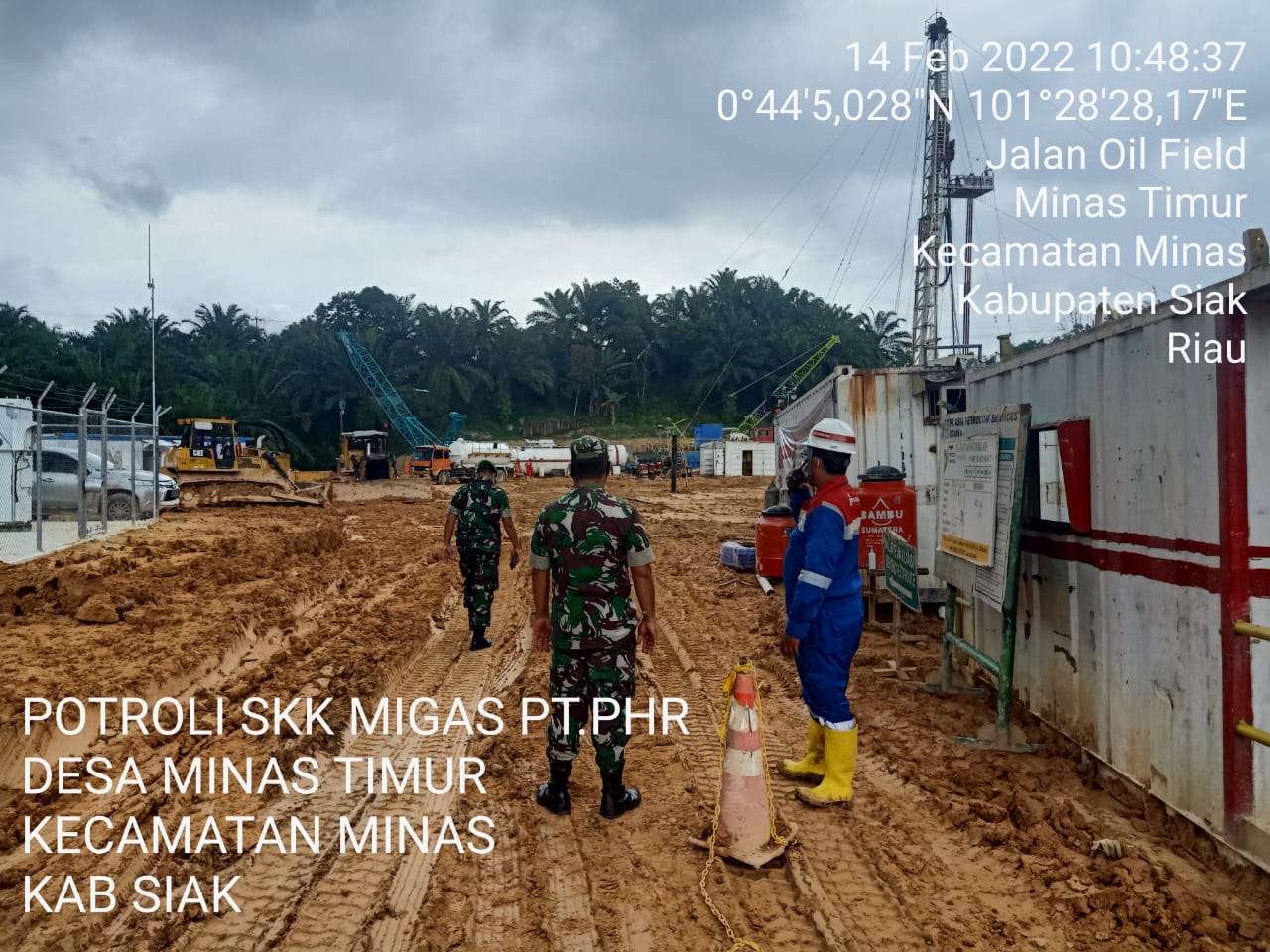 Rutin Patroli Drilling, Sejumlah Anggota Koramil 03/Minas Jaga Keamanan OVN
