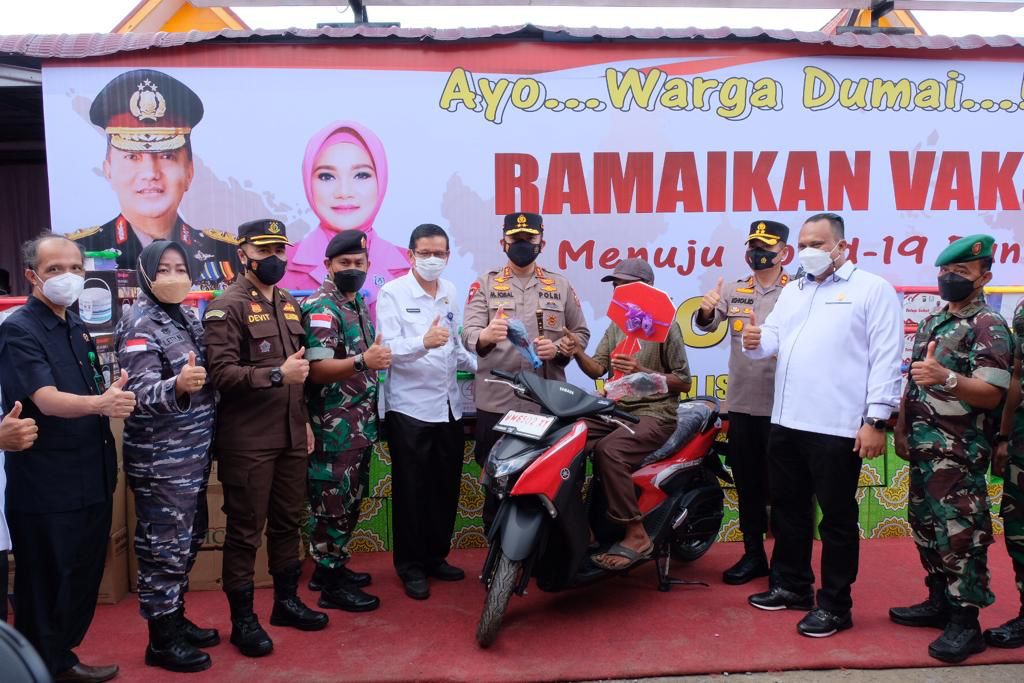 Kunjungan Kerja Ke Dumai, Kapolda Riau Hadiahkan Sepeda Motor Kepada Peserta Vaksin Lansia