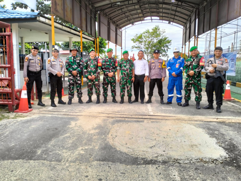 Anggota Koramil 03/Minas Lakukan Pengamanan Kunjungan Kerja DPR RI Komisi XII di Wilayah Operasi PT PHR