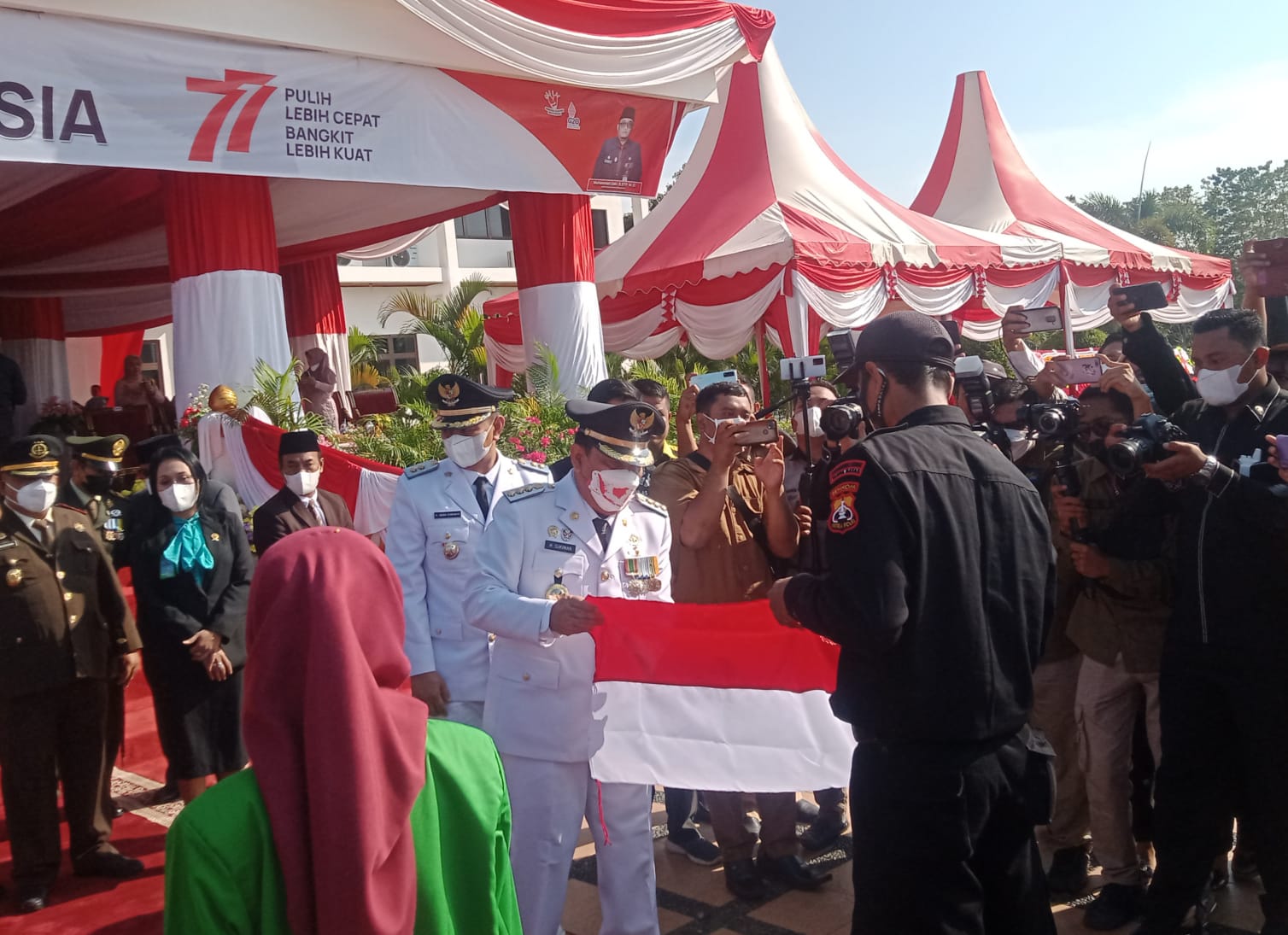 Meriahkan Upacara 17 Agustus, Bupati Rohul Bagikan 10 Ribu Bendera 