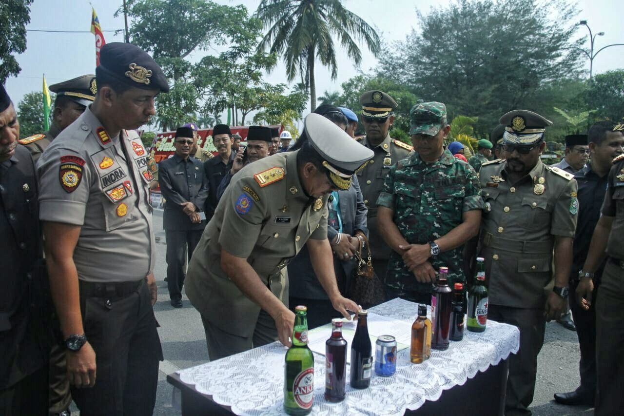 Alfedri musnahkan ribuan minuman beralkohol.