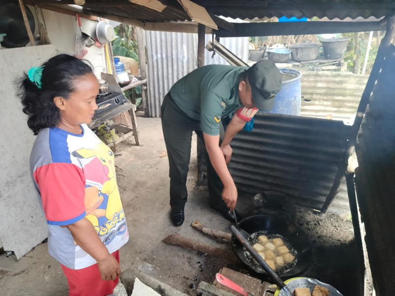 Serda Sugiarto Giat Rutin Babinsa Masuk Dapur di Rumah Warga Kurang Mampu di Kampung Rantau Bertuah 