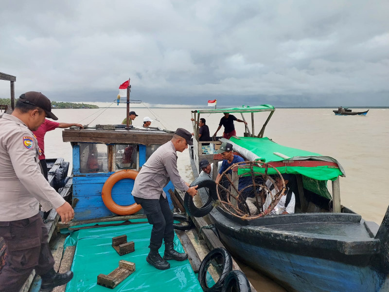 Polsek Kuala Kampar Tunjukkan Kepedulian: Jaga Keamanan dan Bantu Warga di Pelabuhan