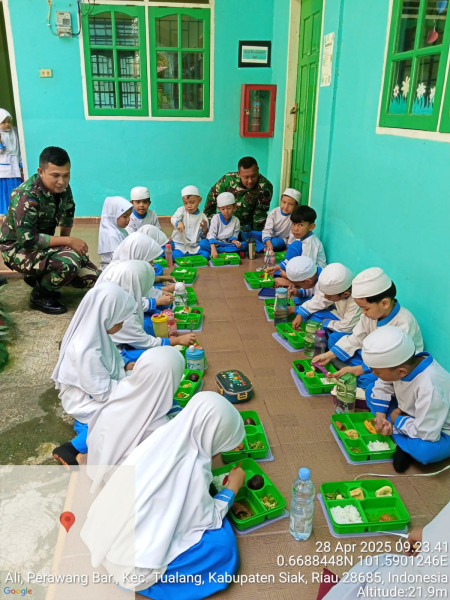 Sinergi TNI dan Badan Gizi Nasional Sukses Salurkan Ribuan Porsi Makan Bergizi di Wilayah Kecamatan Tualang