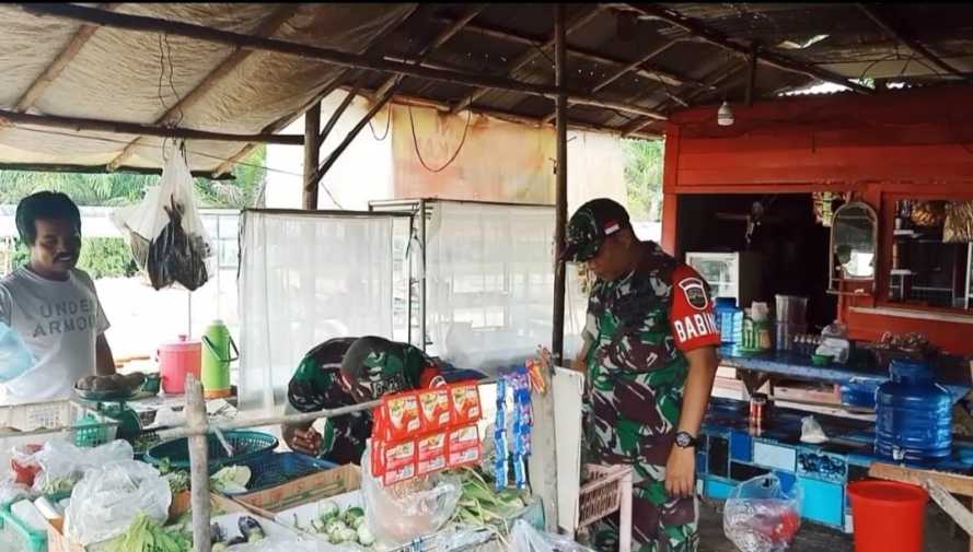 Serda Sugiarto dan Serda Parjuni Anggota Koramil 03/Minas Kembali Lakukan Giat Babinsa Masuk Dapur di Minas Timur