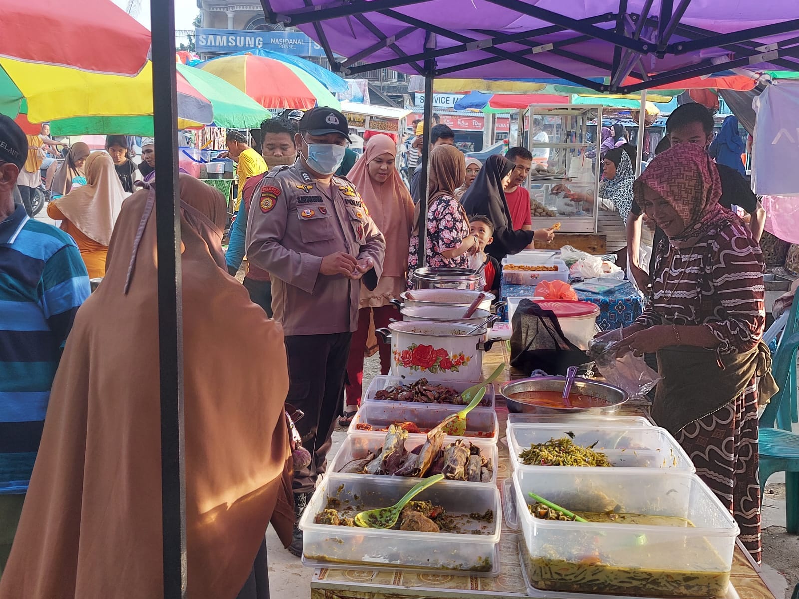 Personil Polsek Ukui Lakukan Pengamanan dan Patroli Di Pasar Ramadhan Kecamatan Ukui