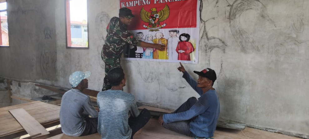 Sambangi Warga di Kampung Perawang Barat, Praka Gunardi Sosialisasikan Nilai-nilai Pancasila