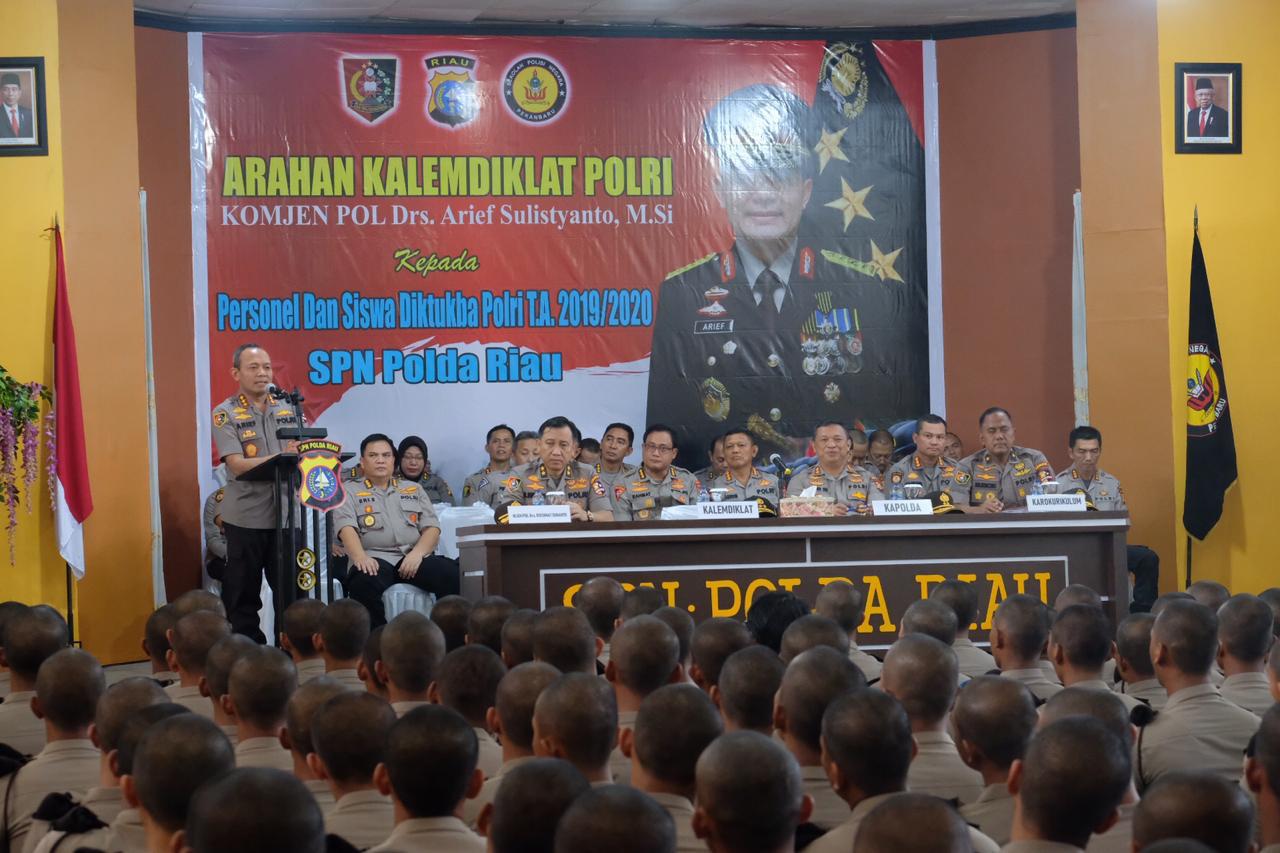 Komjen Pol Arif Sulistiyanto Berikan Arahan Kepada Personil & 203 Siswa Bintara Polda Riau