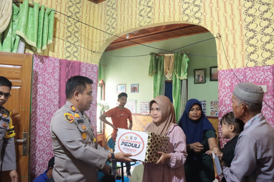 Peduli, Sat Binmas Polres Kampar Bantu Keluarga Korban Kecelakaan
