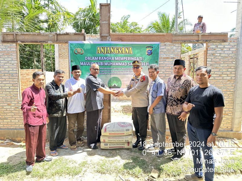 Peringati Maulid Nabi Muhammad SAW, Kapolsek Minas Anjangsana Ke-KUA Dan Berikan Bantuan Semen Untuk Pembangunan Mushollah