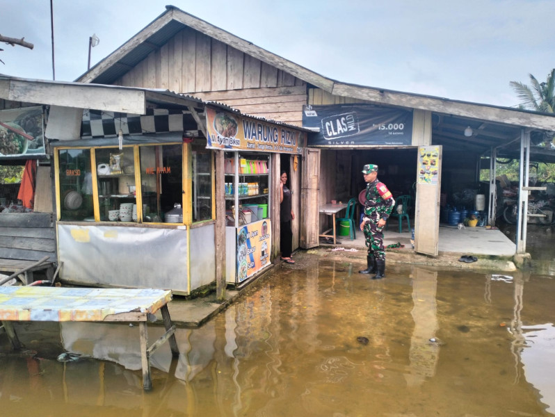 Babinsa Koramil 03/Minas Secara Rutin Selalu Pantau Perkembangan Banjir di Kampung Muara Kelantan