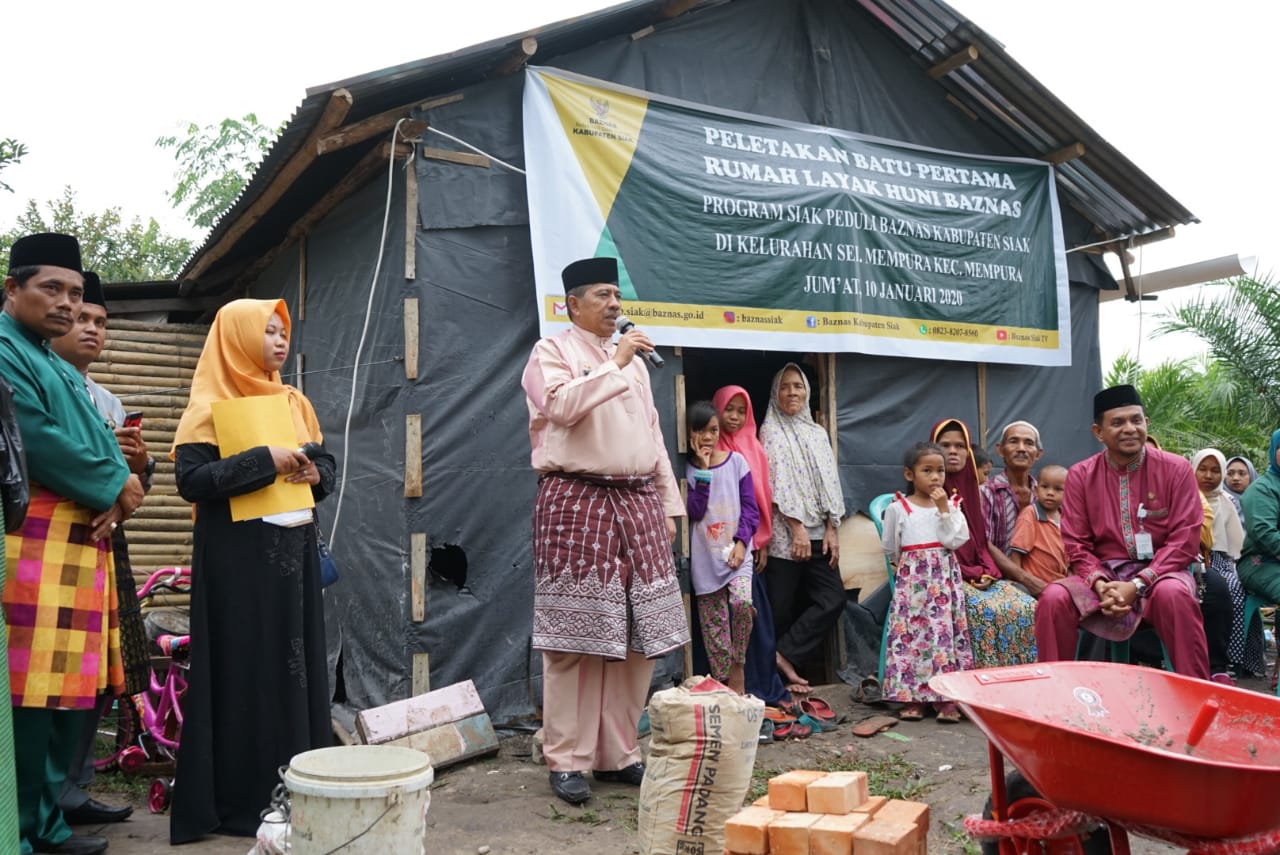 Bupati Siak Letak Batu Pertama Bantuan RLH Program Baznas Siak Untuk Keluarga Amir Yang Sempat Viral