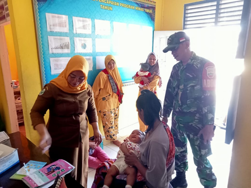 Babinsa Kampung Minas Timur Komsos & Laksanakan Pengecekan Anak Stunting