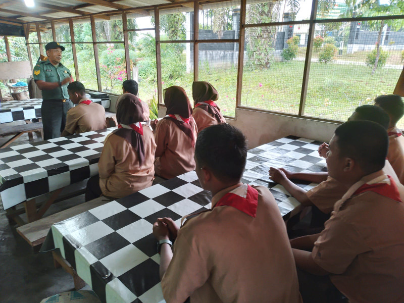 Babinsa Koramil 03 Minas Giat Komsos Nilai-nilai Pancasila Kepada Siswa Siswi SMAN 1 Minas