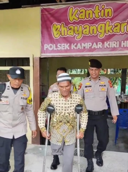 Polsek Kampar Kiri Hilir Berhati Mulia, Bantu Warga Lansia yang Hendak Menuju Kuansing dengan Berjalan Kaki Polsek Kampar Kiri Hilir Berhati Mulia, Bantu Warga Lansia yang Hendak Menuju Kuansing dengan Berjalan Kaki