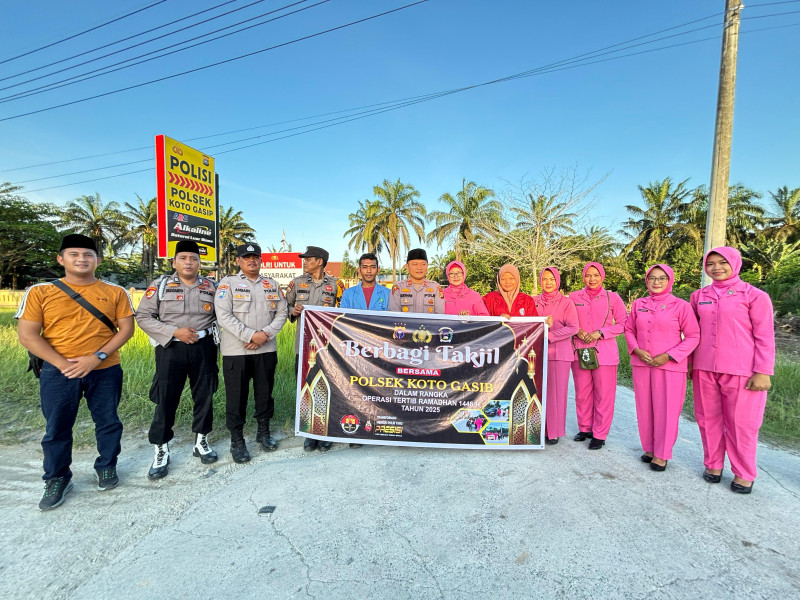 Polsek Koto Gasib dan Bhayangkari Bagikan Takjil Gratis di Depan Mapolsek