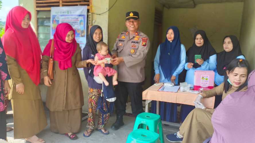 PLT Kapolsek Minas Monitoring Giat Pemberian Vaksin Polio Bagi Anak-anak di Posyandu Kelurahan Minas Jaya 