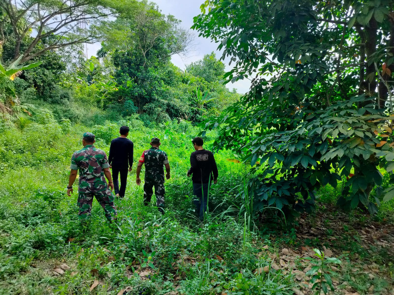 Babinsa Koramil Perawang Serda Dedy H dan Kopka Hari Surachman, Ajak Warga Binaan Patroli Gabungan Antisipasi Karhutla