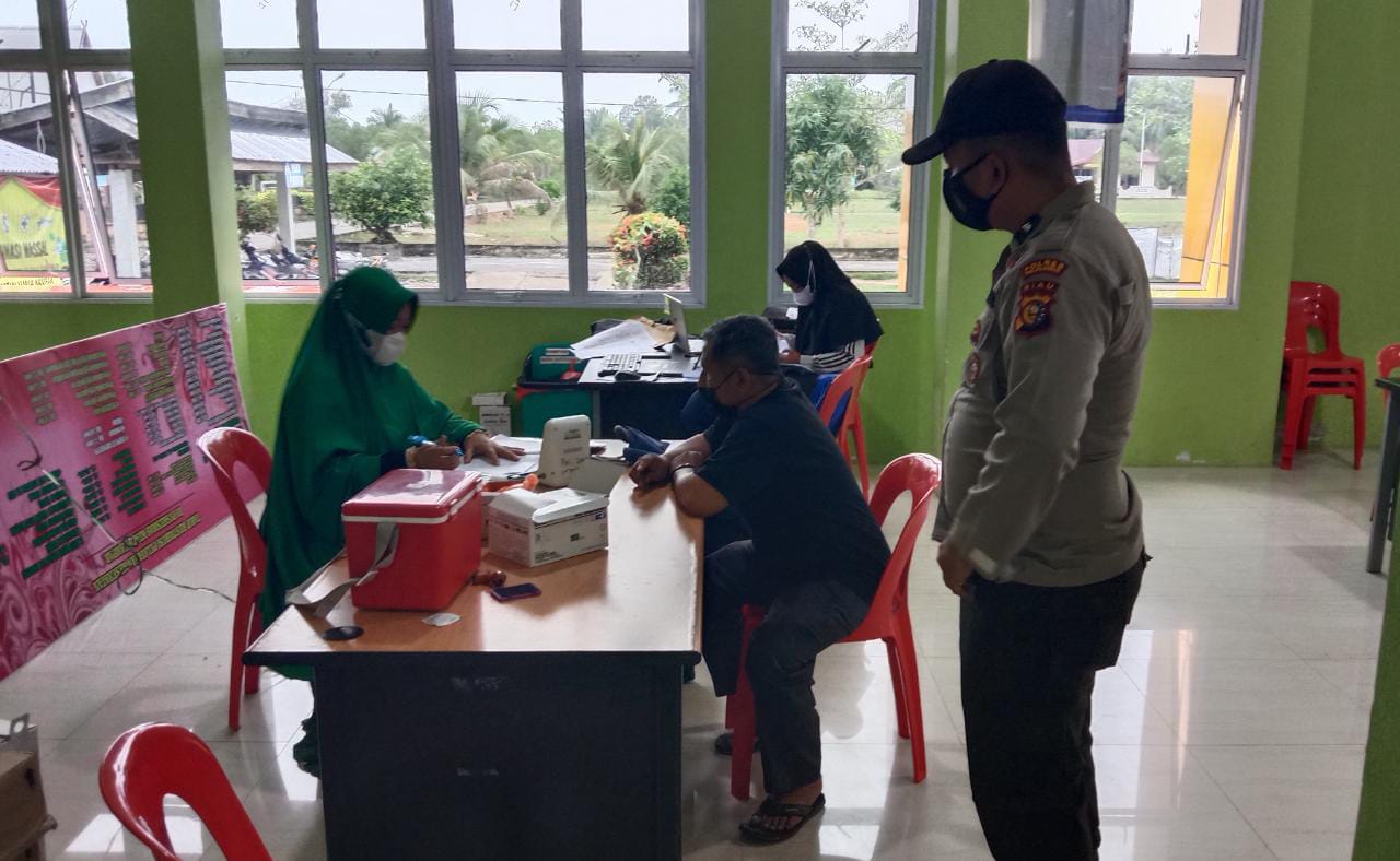 Polsek Kuala Kampar Kembali Melakukan Pengawalan Vaksinasi di BLUD Puskesmas Kuala Kampar