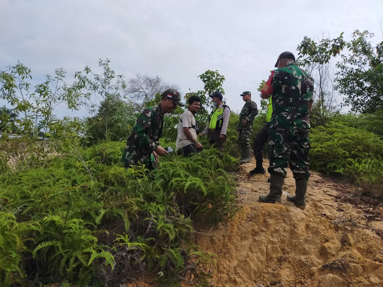 Antisipasi Karhutla, Anggota Koramil Minas Ini Ajak Warga Kampung Olak Berpatroli 