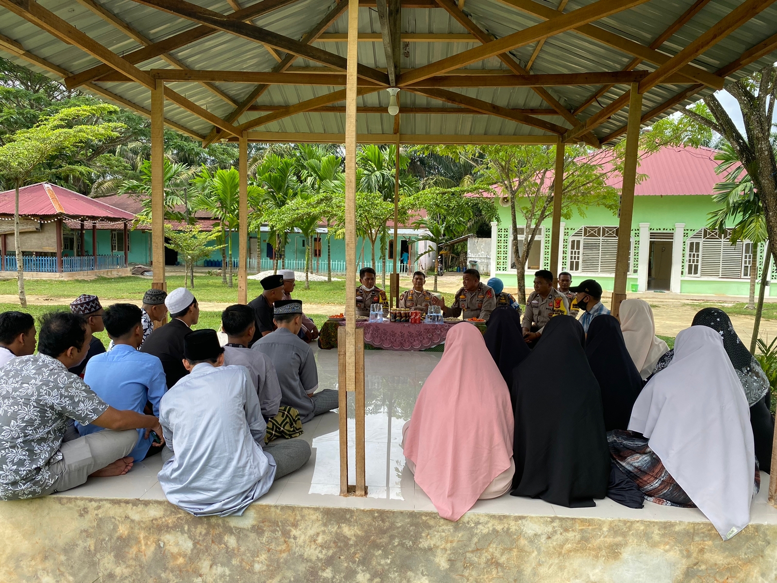 Jumat Curhat, Kapolsek Minas-Polres Siak-Polda Riau Dengarkan Keluh Kesah Masyarakat di Ponpes Al-Fadlah Sekaligus Lakukan Baksos