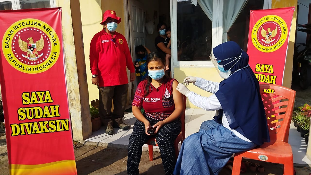 Bekerjasama Dengan Nakes, BIN Riau Lakukan Vaksinasi Door To Door di Tiga Kabupaten Ini