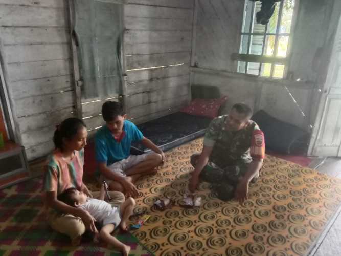 Serda Sugiarto Babinsa Koramil 03 Minas, Lakukan Kunjungan dan Berikan Bantuan Terhadap Anak Penderita Stunting di Muara Kelantan 