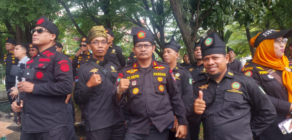 Ratusan Massa LLMB Sampaikan Aspirasi Penolakan Relokasi Warga Kampung Rempang Batam di DPRD Riau