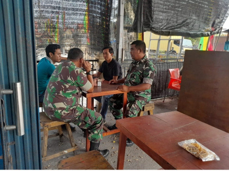 Babinsa Peltu Ramli Nasution dan Sertu Venus Luberto Kembali Ajak Warga Binaan Di Kampung Perawang Barat AgarPeduli Kebersihan Lingkungan & Kesehatan