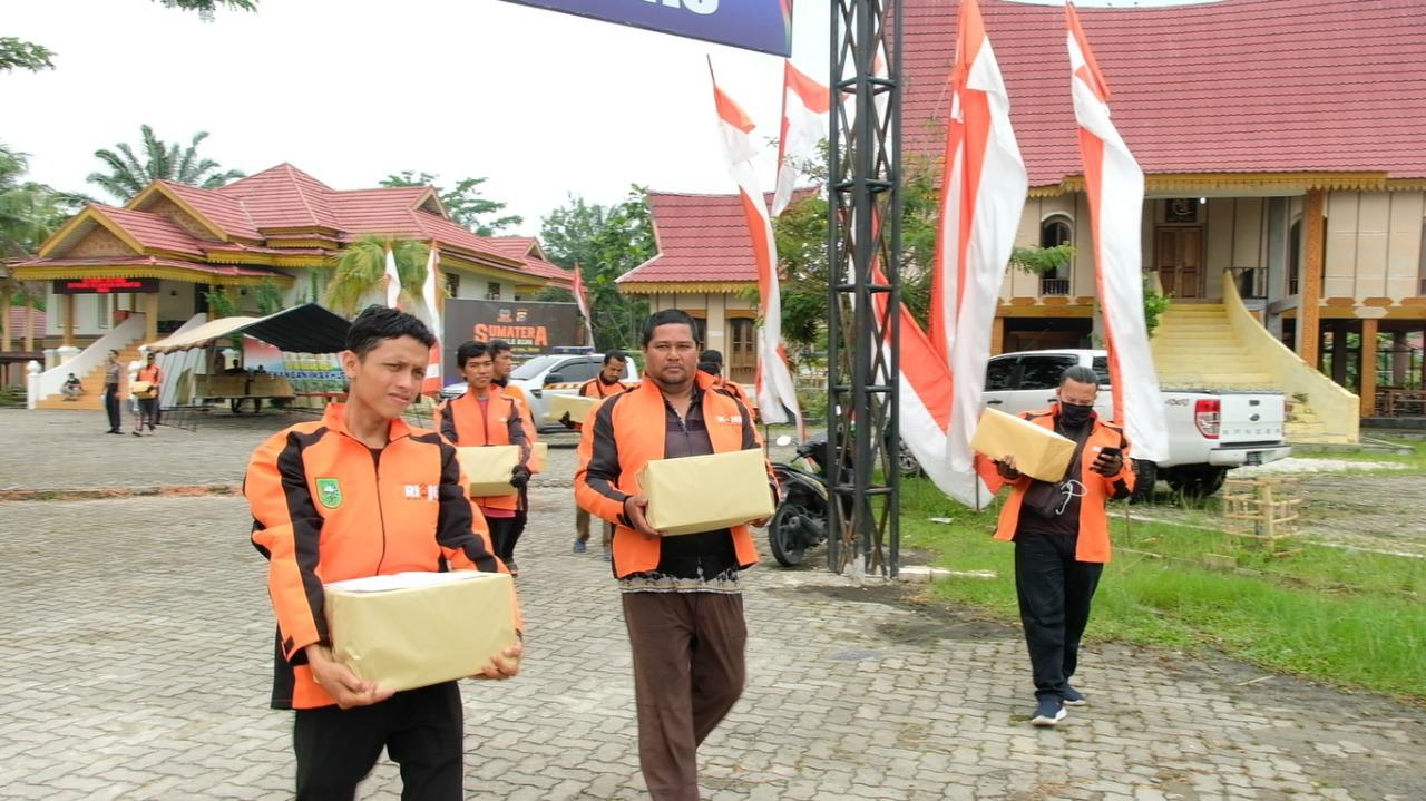 Polda Riau Bantu Paket Sembako Pada Masyarakat Terdampak Langsung Covid 19