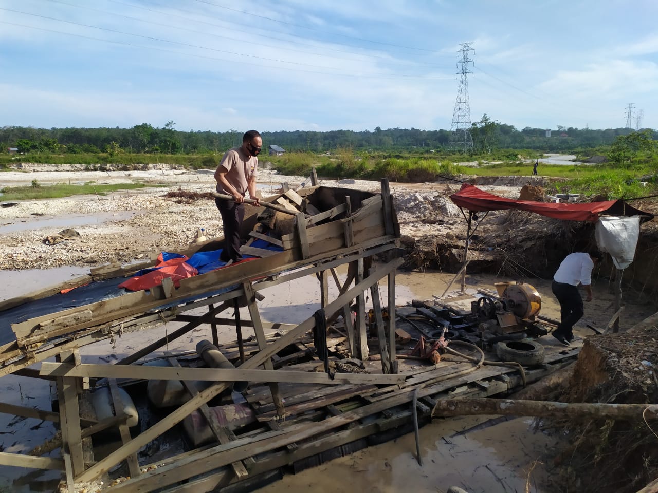 Gabungan Satreskrim & Polsek Kuantan Tengah Tindak Pelaku PETI di Desa Beringin Teluk Kuantan