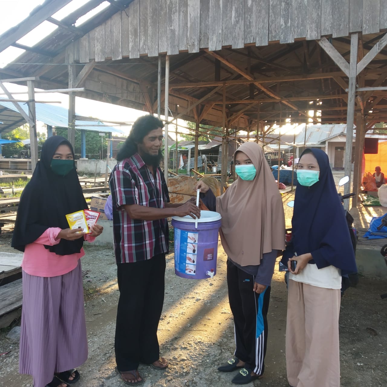 Kukerta UNRI Semprotkan Disinfektan & Serahkan Tempat Cuci Tangan di Pasar Tradisional Kempas Jaya