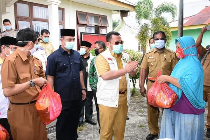 Hari ini Bupati Kampar Serahkan Paket Sembako Untuk Masyarakat di Desa Uwai dan Bukit Payung