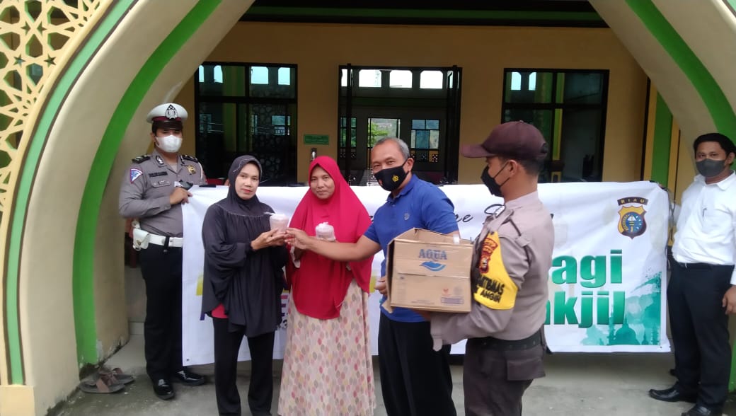 Gebyar Ramadhan, Polsek Minas Rutin Bagikan 200 Paket Takjil Kepada Masyarakat
