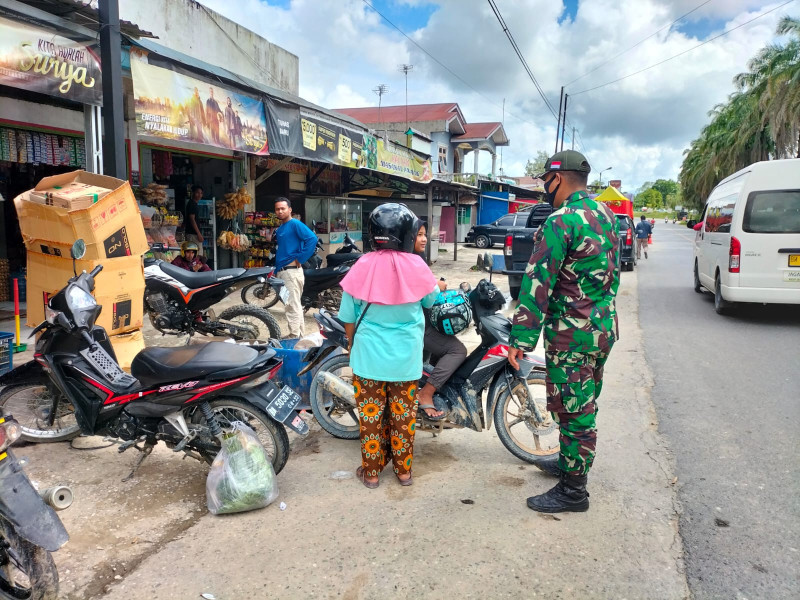 Antisipasi Covid-19, Serda Sugiarto Babinsa Koramil 03/Minas Kembali Lakukan Gakplin di Pasar Tradisional Minas