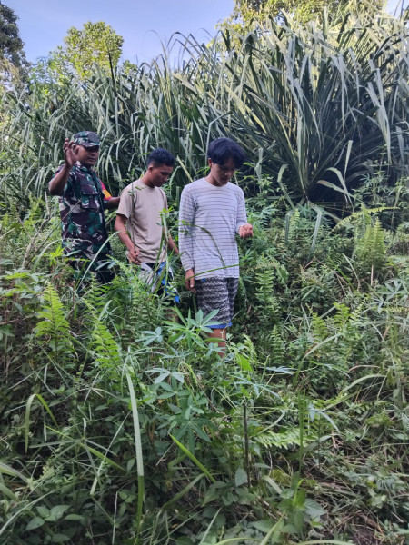 Ajak Warga Binaan, Praka Gunardi Lakukan Patroli Cegah Kebakaran Hutan Dan Lahan di Perawang Barat