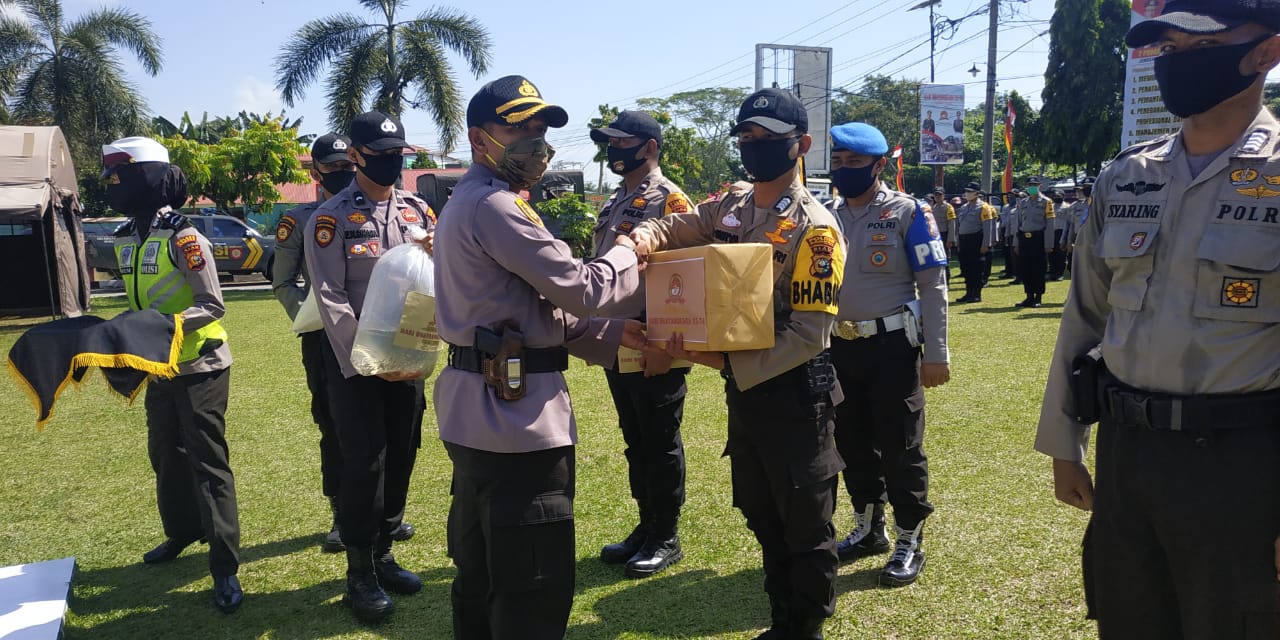 Bakti Sosial Serentak Jelang Hari Bhayangkara ke-74, Polres Kampar Bagikan 1000 Paket Sembako