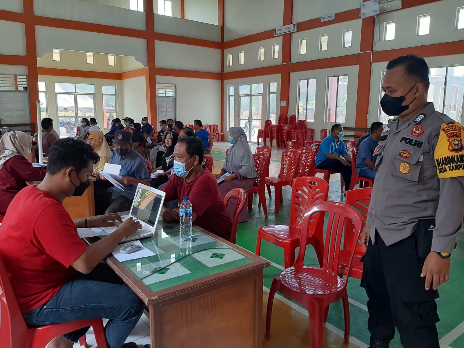 Memutus Mata Rantai Penyebaran Covid-19, Polsek Ukui Bersama Puskesmas Gelar Vaksinasi   Pelalawan