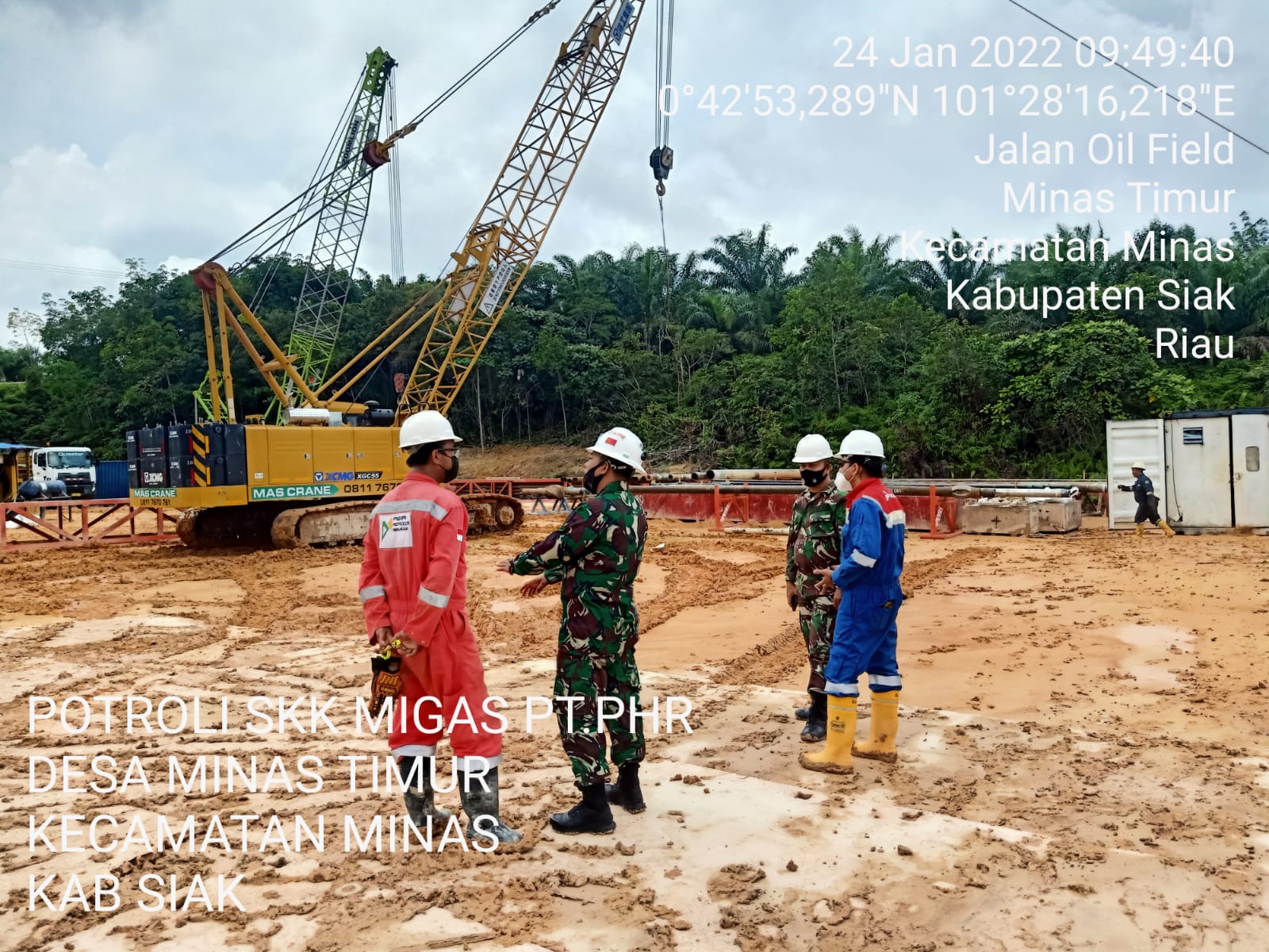 Serka Alif & Sejumlah Anggota Koramil 03/Minas Berikan Keamanan Untuk OVN Giat Patroli Drilling
