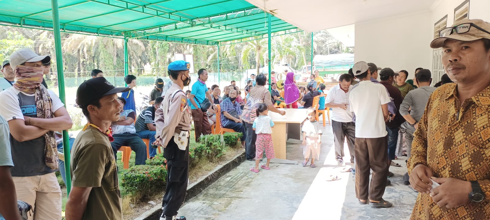 Bersama Bhabinkamtipmas dan TNI, PS Kanit Propam Polsek Bunut Lakukan Pengamanan Vaksinasi