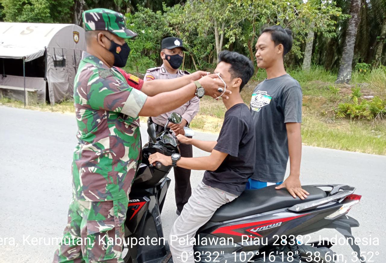 Bagikan Masker Gratis ke Masyarakat, Polsek Kerumutan Bersama TNI Pusatkan di Jalan