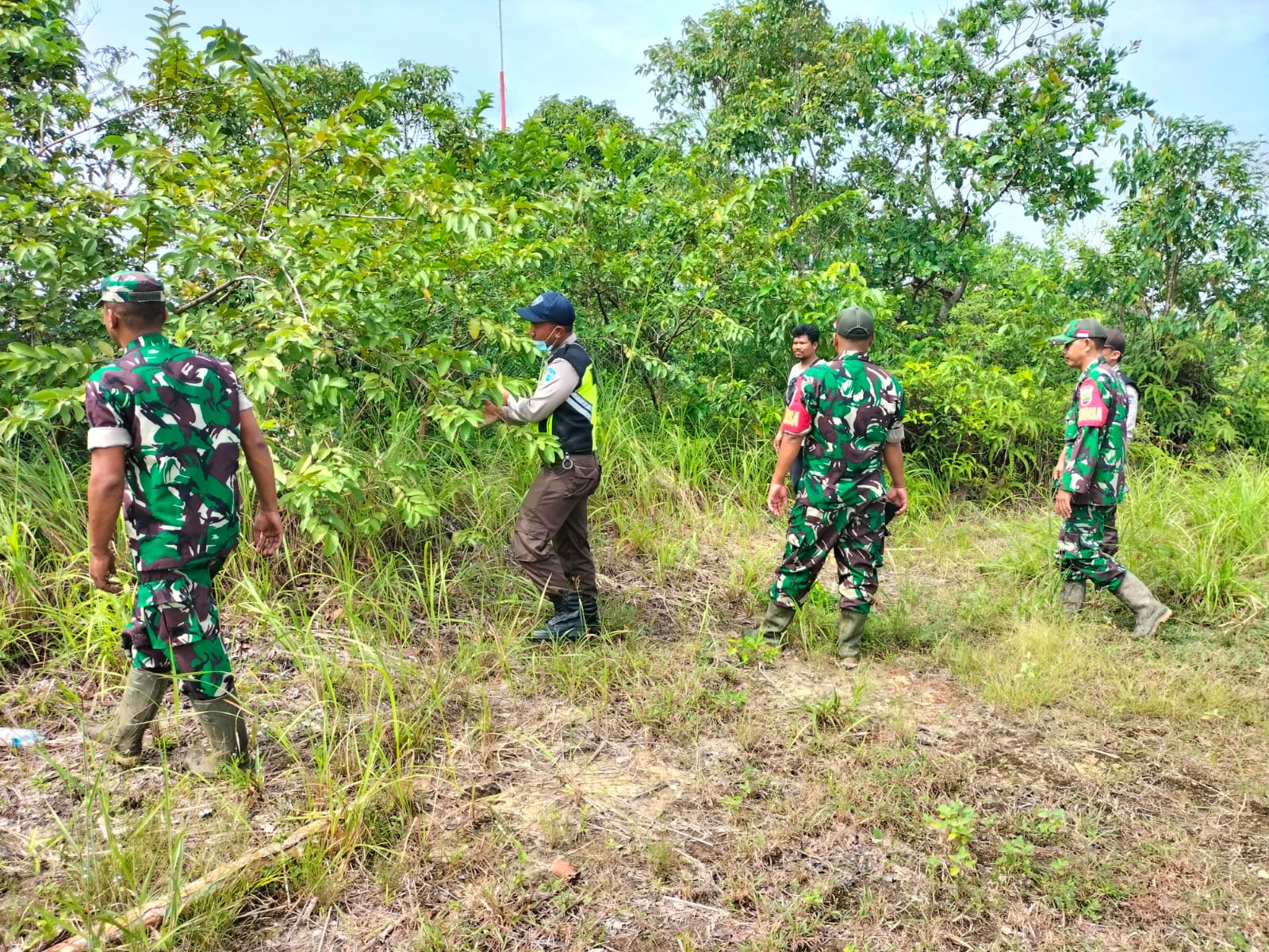 Cegah Karhutla Sejak Dini, Serda Parjuni Beserta Masyarakat Sekitar Kampung Muara Bungkal Lakukan Berpatroli