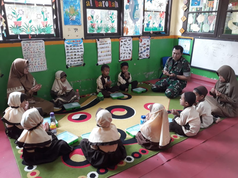 Sinergi TNI dan BGN Rutin Berikan Dukungan Makan Bergizi untuk Ribuan Pelajar di Tualang