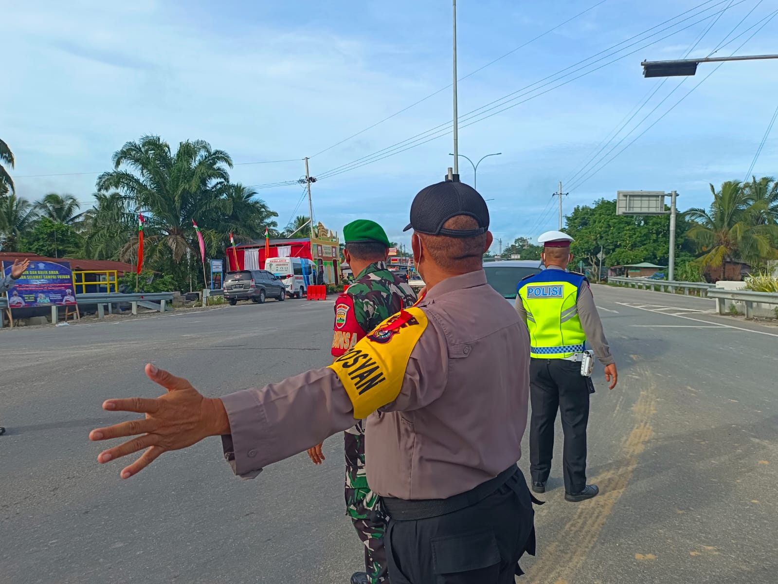Personil Polsek Minas Lakukan Pengamanan Arus Mudik Idul Fitri di Simpang Exit Tol Minas