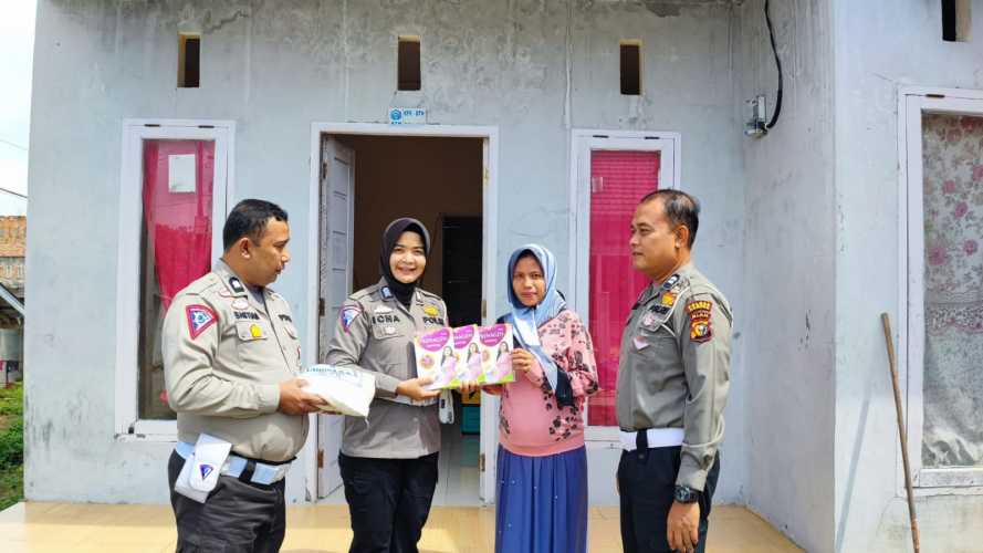 Cegah Stunting, Jumat Barokah Sat Lantas Polres Kampar Berbagi Susu Ibu Hamil dan Sembako
